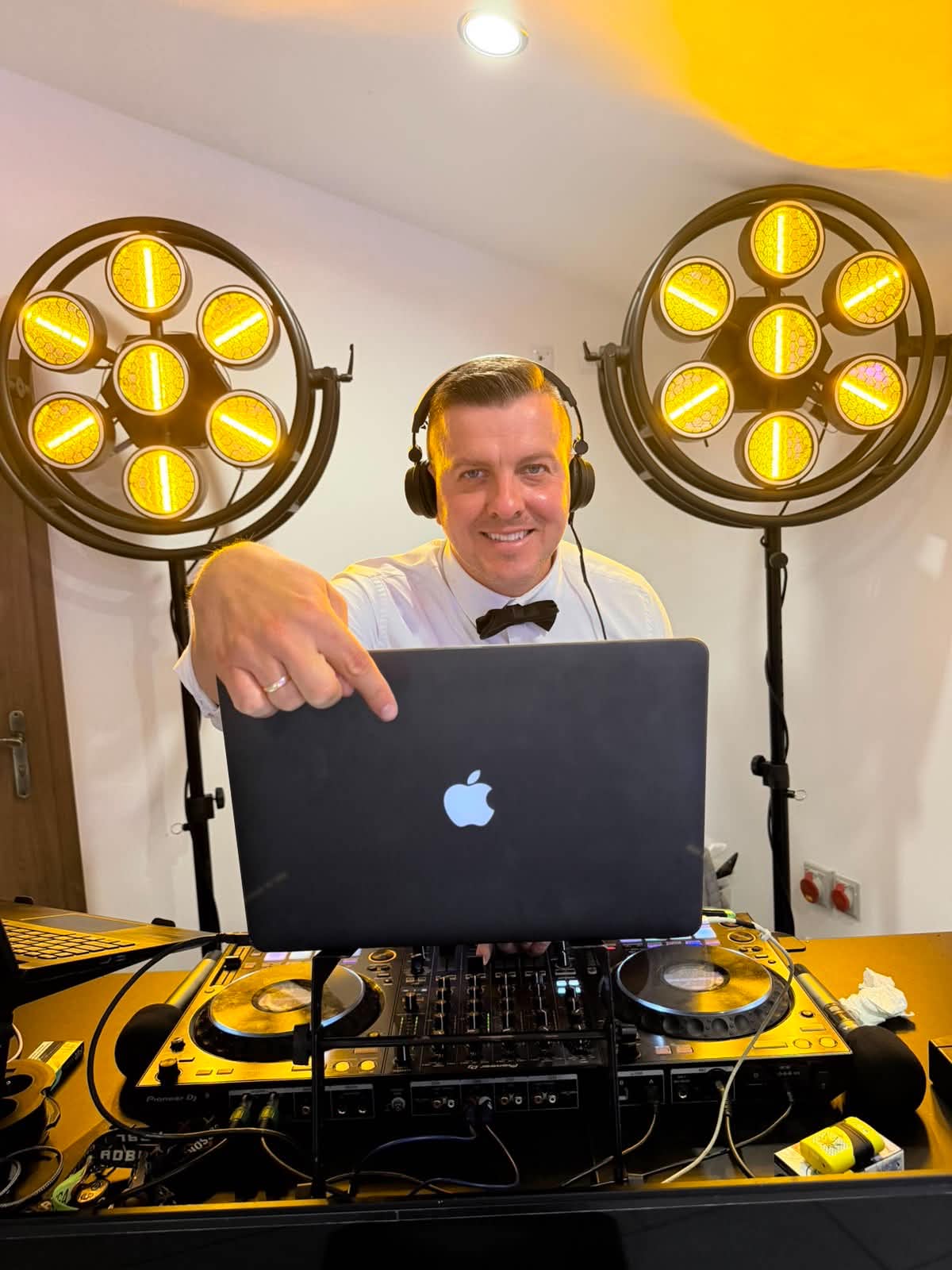 DJ Nevil za konsoletą
