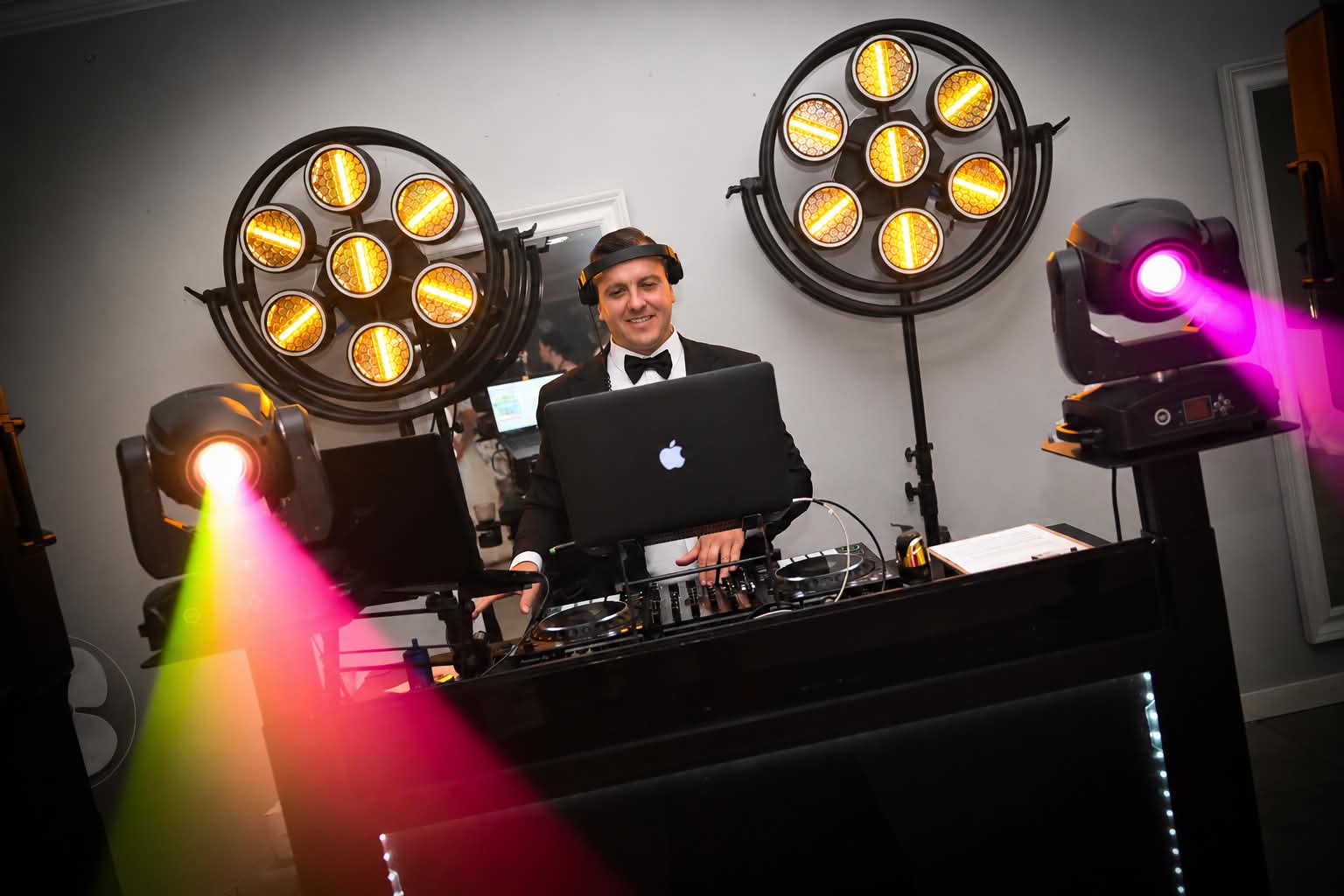 DJ Nevil prowadzi imprezę przy profesjonalnym oświetleniu